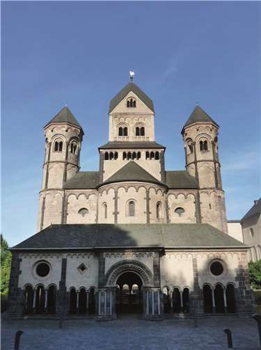 Die Abtei Maria Laach dient den Kindern als Motivation für ihre Malerei.FRE