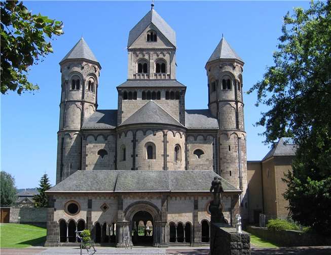 Die Abteikirche Maria Laach. privat