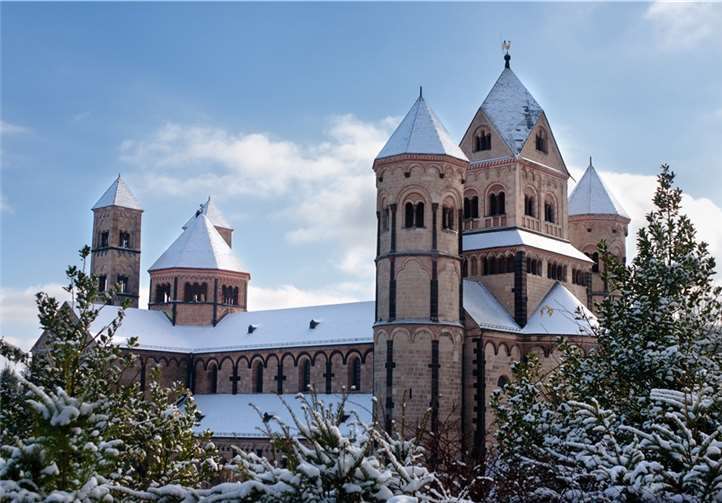 Die Abteikirche bedeckt vom Schnee. privat