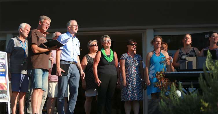 Die Abteilung „Herztöne“ sang Hits von Grönemeyer und Lindenberg.