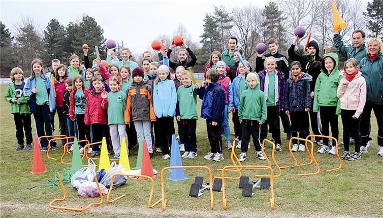 Die Abteilung Kinder- und Jugendathletik im RTV freut sich über die vielen neuen Geräte. Ermöglicht wurden sie durch die Spende des verstorbenen Ehrenmitglieds beim RTV, Jörg Meyer. STEIN