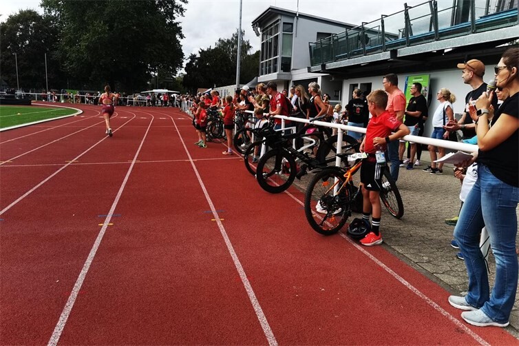 Die Abteilung der Triathleten demonstriert eindrucksvoll das Koppeltraining