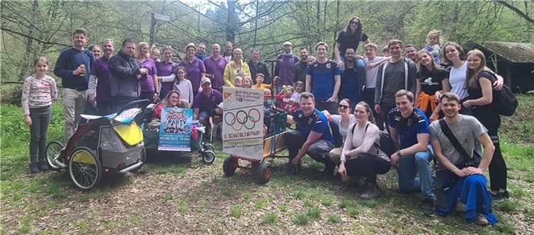 Die Abteilungen Turnen und Volleyball des Turnvereins Vallendar machten sich voller Vorfreude und bei bestem Wetter mit Bollerwagen auf den Weg Richtung Pedel. Fotos: privat