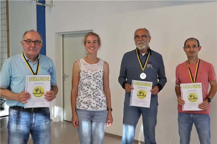 Die Abteilungsleiterin Leichtathletik, Victoria Hampel, gratuliert den Sportlern Fred Höhns (links), Bernd Mertgen (Zweiter v. rechts) und Peter Hertle zu ihren ausgezeichneten Leistungen. Fotos: privat