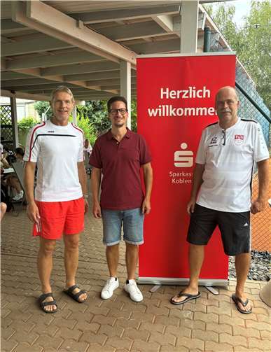 Die Abteilungsleitung der Tennisabteilung mit Thorsten Escher, Fillialleiter Sparkasse Weißenthurm. Quelle: TuS Kettig