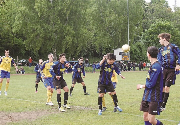Die Abwehr der Gäste stand wirklich gut, sodass die Platzherren ihre liebe Mühe hatten, einmal gefährlich vor dem Tor der Gäste aufzutauchen.