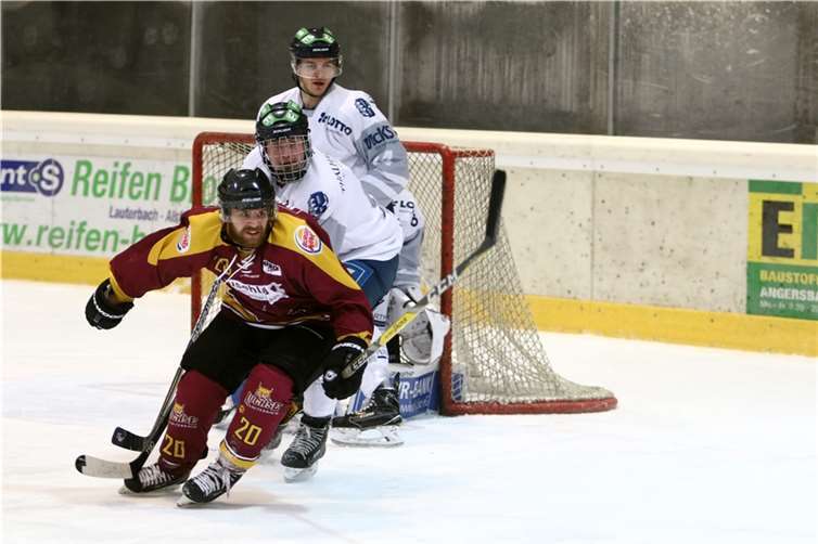 Die Abwehr im Blickpunkt: Trainer Daniel Benske legte im Training den Fokus auf die Arbeit vor dem eigenen Tor. Hier bilden im Lauterbach-Spiel Robin Schütz und Frederic Hellmann die doppelte Absicherung. Foto: EHC