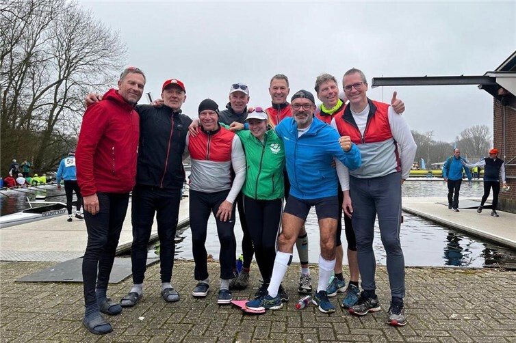 Die Achtermannschaft mit ihrer Steuerfrau in der Mitte