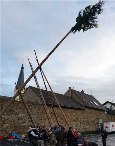 Die „Addemechshöde Jonge“ stellten ihren Baum mit Muskelkraft auf. Fotos:-KG-