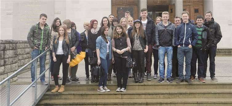 Die Adenauer Fachoberschüler vor dem Museum Memorial de Verdun.privat