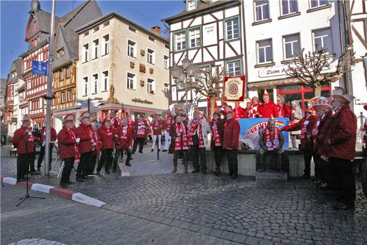 Die Adenauer KG hatte sich am Marktplatz eingefunden, um die 5. Jahreszeit zu eröffnen. Foto: SES