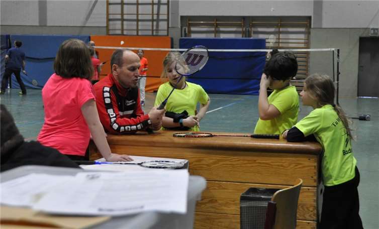 Die Adenauer Starter mit ihrem Trainer Guido Setzlach.