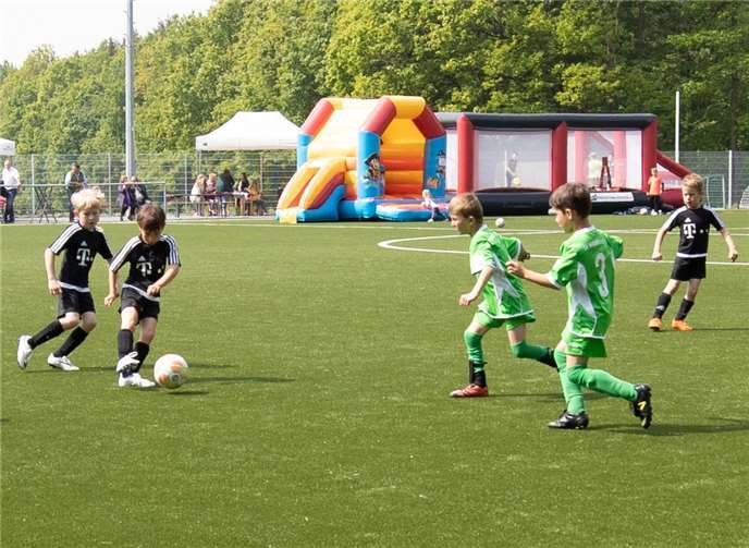 Zwei Tage feiern im Töpferort Die Adendorfer Bambini-Mannschaft testet den Kunstrasenplatz im Spiel mit den Wormersdorfern.