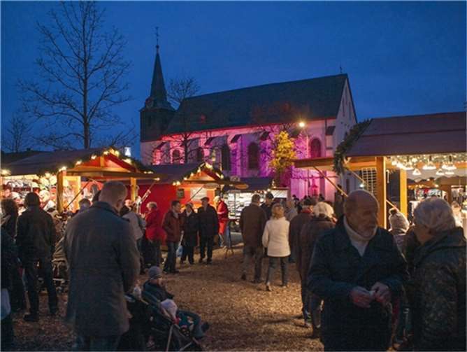 Die Adendorfer Kirche war während des Martinsmarktes am Abend in bunten Farben beleuchtet. VJ