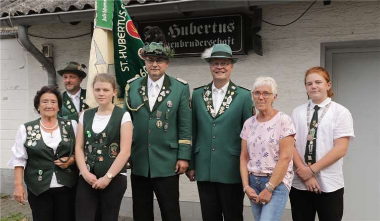 Die Adendorfer Majestäten v.l.: Marlies Mayer, Meike Hinzmann, Hans-Josef Merzenich, Brudermeister Wolfgang Kader, Klaudia Kranz, Liam Krüger.