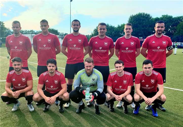 Die Adler-Erste im ungewohnten Auswärtsdress mit roten Trikots und schwarzen Hosen.Foto: privat