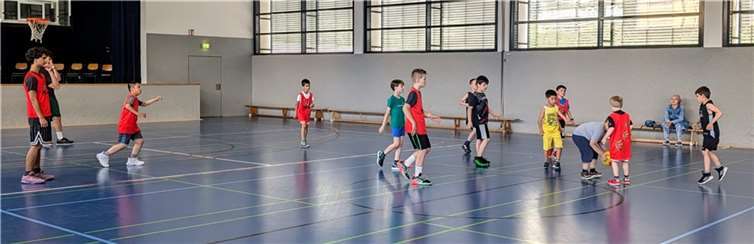 Die Älteren spielten mit den Grundschulkindern zusammen, sorgten dafür, dass die modifizierten Regeln eingehalten wurden. m Foto: BBV Lahnstein