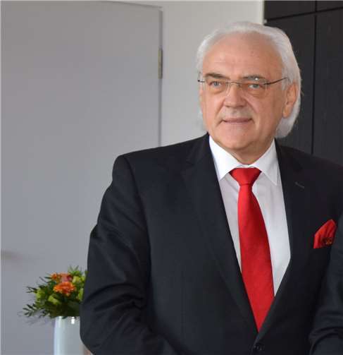 „Die Änderung der Schulferienregelung u. a. in Rheinland-Pfalz ab dem kommenden Schuljahr gefährdet die Existenz des karnevals“, betont RKK-Präsident Hans Mayer. RKK