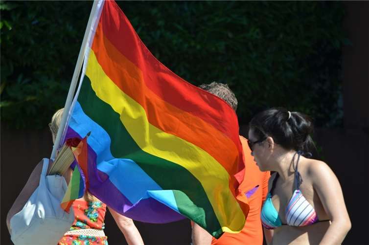 Die AfD spricht sich gegen die Anbringung von Regenbogenfahnen am Rathaus aus