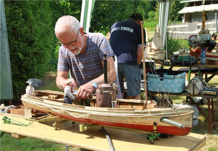 Die African Queen wird „klar Schiff“ gemacht um zu Wassern.