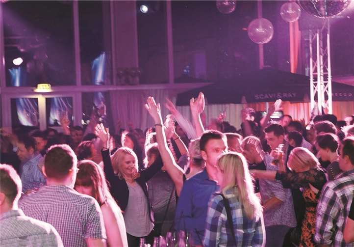 Die „AfterJobParty“ ist ein Event der Extraklasse und der DJ Chris Wirges sowie die auftretenden Künstler sorgen für gute Unterhaltung. Alfred Krauss