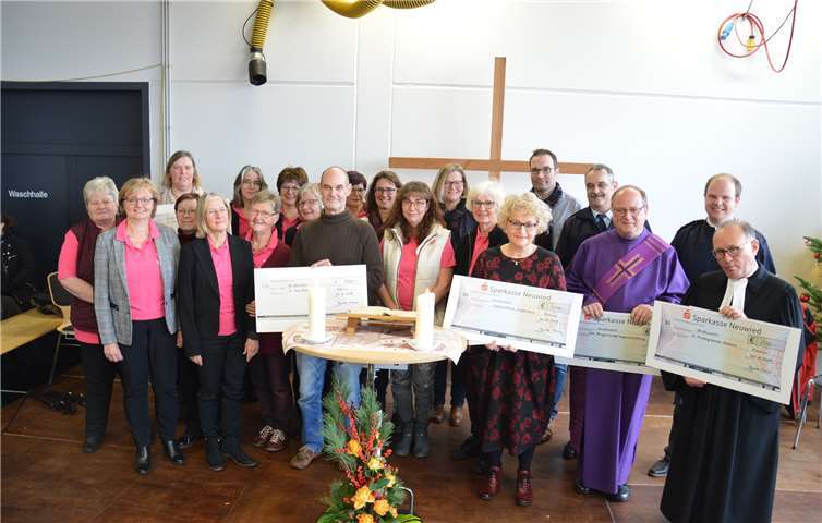 Die Agenda-Frauen konnten nach dem Gottesdienst ihre Spenden überreichen. Foto: privat