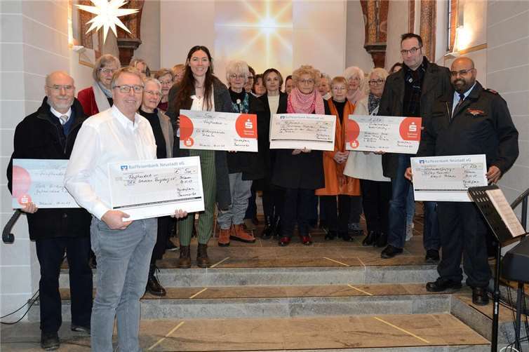 Die Agendafrauen überreichen zahlreiche Spenden.  Foto: Jonas Fackert – Feuerwehr Kirchspiel Anhausen