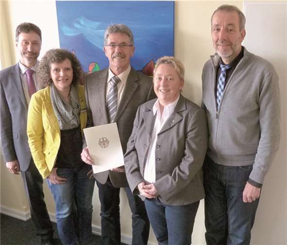 Die Agentur für Arbeit Koblenz-Mayen zeichnete Dieter Zimmermann (Mitte) für vier Jahrzehnte Tätigkeit im Öffentlichen Dienst aus. Es gratulierten (v.l.) Bereichsleiter Manfred Stein, Teamleiterin Susanne Guth, Agenturleiterin Ulrike Mohrs und deren Stellvertreter Frank Schmidt. privat