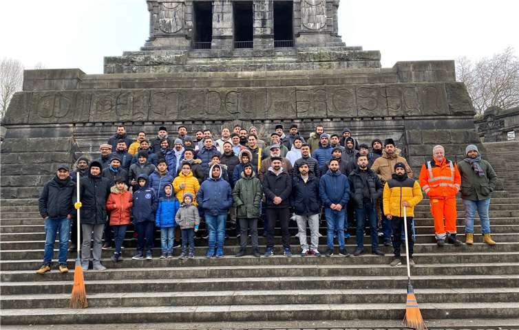 Die Ahmadiyya Jugendorganisation Koblenz nach der Reinigungsaktion am Deutschen Eck.Quelle: Ahmadiyya Jugendorganisation Koblenz