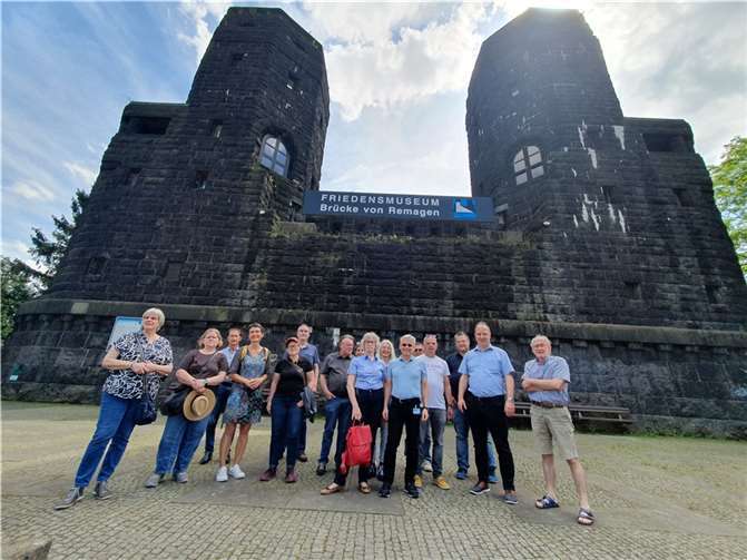 Die Ahr-Rhein-Eifel Business & Friends vor dem Friedensmuseum Brücke von Remagen.  Foto: privat