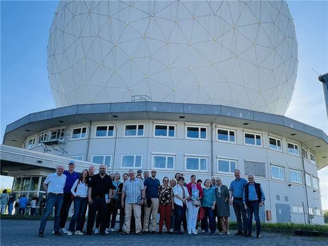 Die Ahr-Rhein-Eifel Businsess & Friends vor der „Kugel“ in Wachtberg.  Foto: Ahr-Rhein-Eifel Business Friends