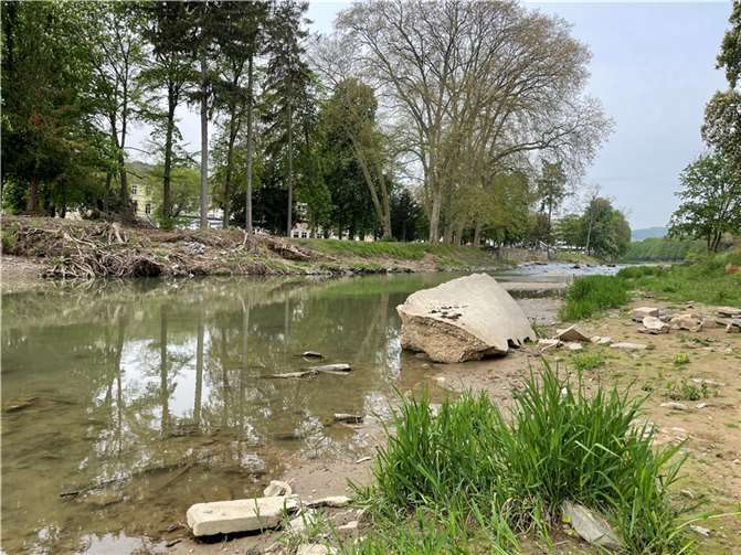 Die Ahr im Bad Neuenahr im April 2022.