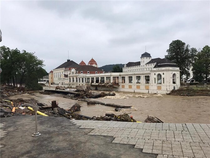 Die Ahr in Bad Neuenahr am Morgen nach der Flut.  Foto: ROB