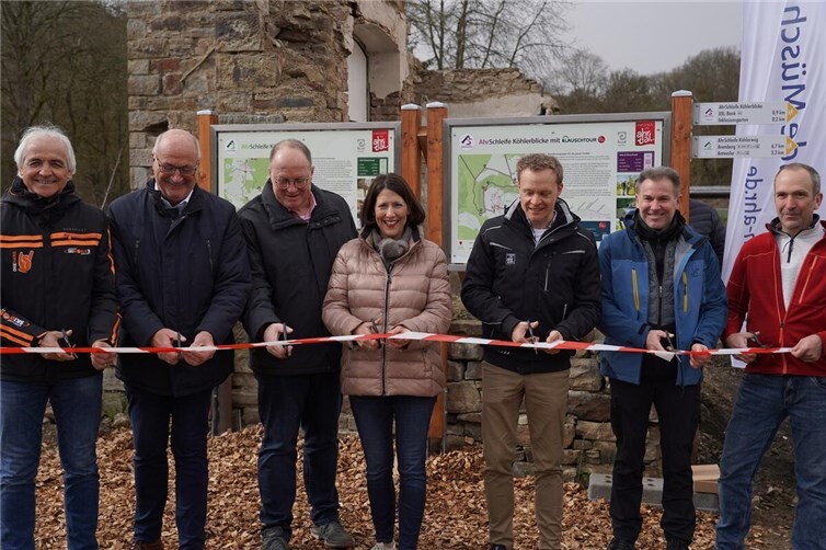 Die AhrSchleifen sind eröffnet: (v.l.) Hans-Werner Adams (1. Beigeordneter Stadt Sinzig) Jürgen Schwarzmann (1. Beigeordneter VG Altenahr), Guido Nisius (Bürgermeister VG Adenau), Ministerin Daniela Schmitt, Projektleiter Sebastian Rischen (Ahrtal Tourismus), Udo Adriany (Ortsbürgermeister Müsch), Matthias Irle (Planungsbüro Irle).