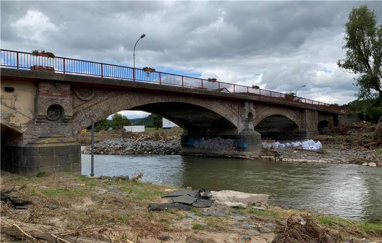 Die Ahrbrücke wird um etwa 16 Uhr freigegeben.Foto: ROB