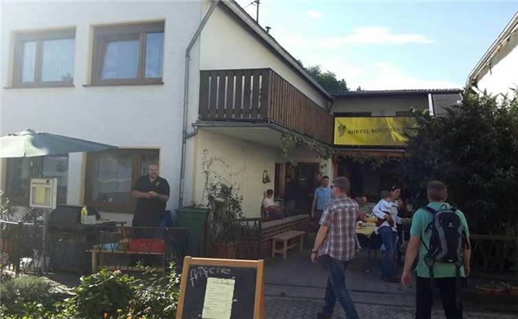 Die Ahrtal-Borussen begrüßten die Fans in ihrem neuen Clubheim. Privat