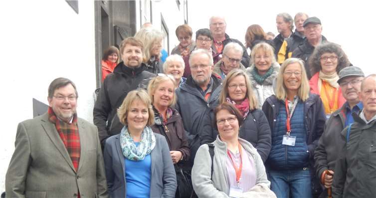 Die Ahrtal-Gästeführer mit Daniela Schmitz (2. v. l.) und Bernd Schiffarth (l.) vor der Tourist-Information in Adenau. Foto: privat