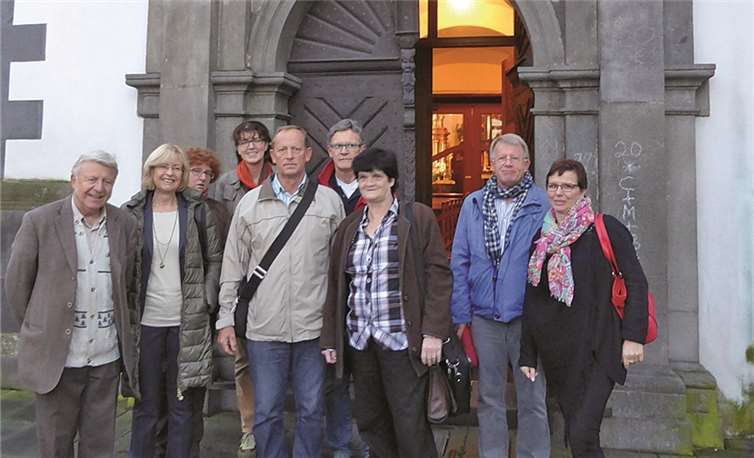 Die Ahrtal-Gästeführer vor der barocken Hallenkirche St. Marien in Bad Breisig.V. de Winne