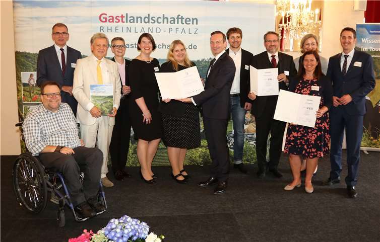 Die Ahrtal-Jugendherberge wurde im Kurfürstlichen Schloss mit dem Siegel „Reisen für Alle“ ausgezeichnet. Die Urkunde überreichte der rheinland-pfälzische Wirtschaftsminister Dr. Volker Wissing. Godehard Juraschek / Rheinland-Pfalz Tourismus GmbH