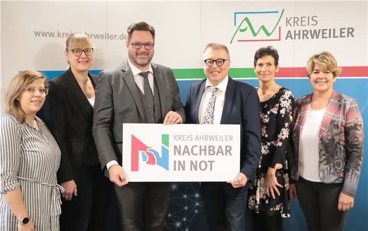 Die Ahrtal-Residenz unterstützt den Landrat-Hilfsfonds (v.l.n.r.): Katharina Creuzberg, Susanne Nötzold, Peter Münzer (Direktor Ahrtal-Residenz), Regine Broicher und Anke Matamoros mit Landrat Dr. Jürgen Pföhler. Foto: Kreisverwaltung Ahrweiler