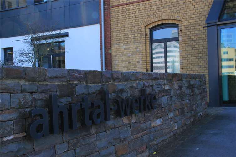 Arbeiten am Bahndamm bedingen neue Zufahrt für Behelfsbrücke in Walporzheim Die Ahrtal-Werke haben ihr Domizil im alten Wasserwerk von Bad Neuenahr. Foto: GS