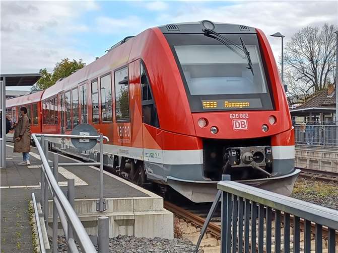 Die Ahrtalbahn beim Halt am Ahrweiler Bahnhof.  Foto: WITE