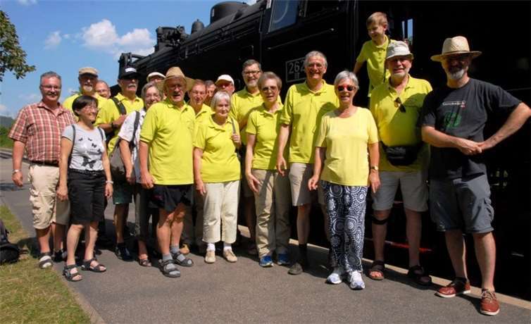 Die Ahrtalbahner vor der historischen Sauschwänzlebahn.privat