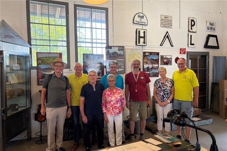 Die Ahrtalbahnfreunde zu Besuch im Hunsrückbahn-Museum in Emmelshausen. (v.li.) Joachim Heyna, Matthias Röcke, Rudolf Dedenbach, Christine Klein, Ulrich Stumm, Gastgeber Markur Göttertm Alice und Edgar Steinborn