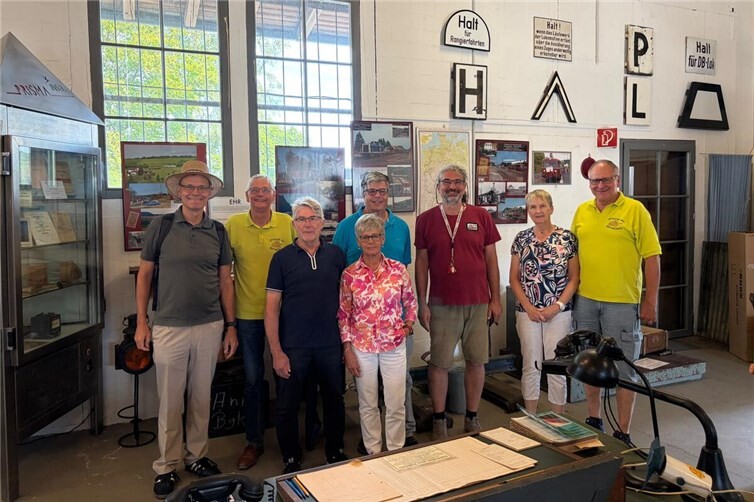 Die Ahrtalbahnfreunde zu Besuch im Hunsrückbahn-Museum in Emmelshausen. (v.li.) Joachim Heyna, Matthias Röcke, Rudolf Dedenbach, Christine Klein, Ulrich Stumm, Gastgeber Markur Göttertm Alice und Edgar Steinborn.