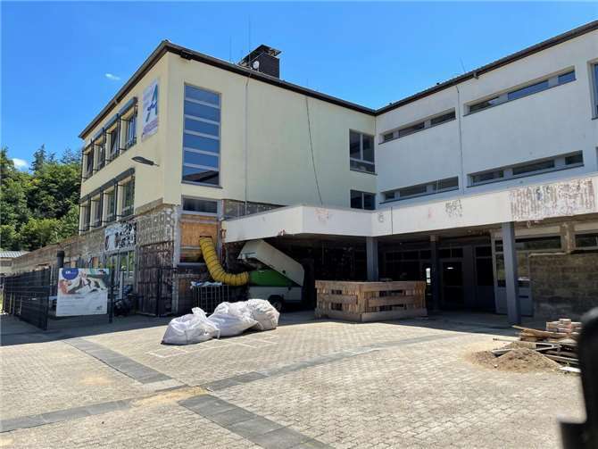 Die Ahrtalschule in Altenburg im Sommer 2021 - ein Jahr nach der Flutkatastrophe. Foto: ROB