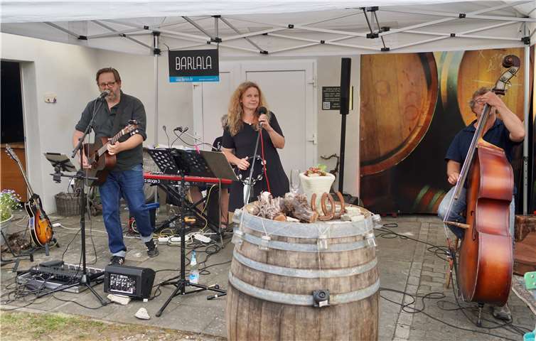 Die Ahrweiler Coverband „Barlala“ sorgte für beste Stimmung im Winzergarten. Foto: KG