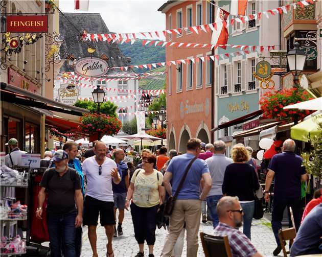 Die Ahrweiler Einkaufsstraßen wurden in den stadttypischen Farben mit weißen und roten Wimpel-Ketten geschmückt.Fotos: KG