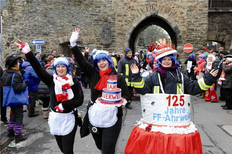 Die Ahrweiler Feuerwehrfrauen gratulierten der AKG mit Torten zum Jubiläum.