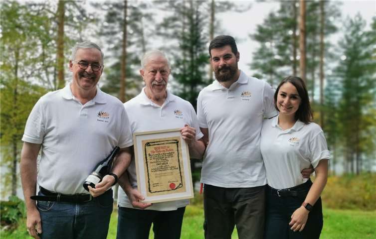 Die Ahrweiler Funker mit dem Rotwein-Diplom.Foto: privat